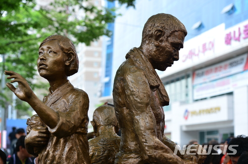 【창원=뉴시스】김기진 기자 = 지난 5월1일 일제강제징용노동자상 경남건립추진위가 경남 창원시 정우상가 앞에서 '일제 강제동원 노동자상'을 공개했다. 2018.05.01.&nbsp; sky@newsis.com
