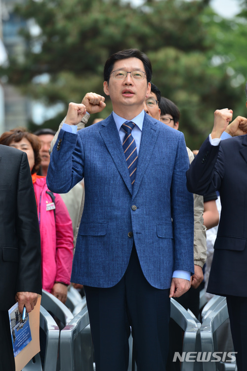 【창원=뉴시스】김기진 기자 = 1일 김경수 더불어민주당 경남도지사후보가 경남 창원시 정우상가 앞에서 열린 '일제 강제동원 노동자상 건립 제막식'에 참석해 '임을 위한 행진곡'을 제창하고 있다. 2018.05.01.&nbsp; sky@newsis.com