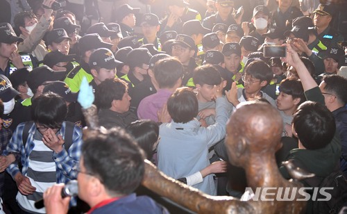 【부산=뉴시스】 하경민 기자 = 1일 새벽 적폐청산·사회대개혁 부산운동본부 강제징용노동자상 건립특별위원회가 부산 동구 일본총영사관 앞에 강제징용 노동자상을 기습 설치하려다 경찰과 대치하던 중 몸싸움을 펼치고 있다. 2018.05.01.&nbsp; yulnetphoto@newsis.com