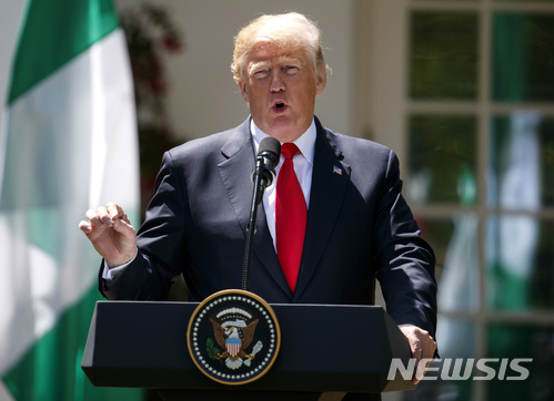 【워싱턴=AP/뉴시스】도널드 트럼프 미 대통령이 30일(현지시간) 백악관에서 방미 중인 무함마두 부하리 나이지리아 대통령과의 공동기자회견에서 발언하고 있다. 트럼프 대통령은 판문점 비무장지대에서 미북 정상회담을 개최하고 싶다고 앞선 트윗 내용을 다시 한번 확인하면서 문재인 대통령과도 이 문제를 논의했으며 문 대통령이 이를 북한에 전달했다고 말했다. 그는 그러나 싱가포르도 회담 장소로 거론되고 있다고 덧붙였다. 2018.5.1 