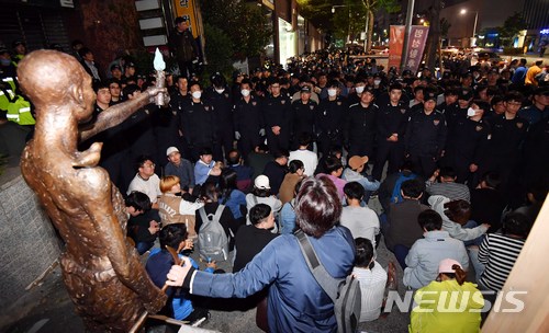 【부산=뉴시스】 하경민 기자 = 1일 오전 적폐청산·사회대개혁 부산운동본부 강제징용노동자상 건립특별위원회가 부산 동구 일본총영사관 앞에 강제징용 노동자상을 기습 설치하려다 이를 막으려는 경찰과 밤샘 대치를 하고 있다. 2018.05.01. yulnetphoto@newsis.com