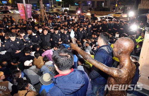 【부산=뉴시스】 하경민 기자 = 1일 오전 적폐청산·사회대개혁 부산운동본부 강제징용노동자상 건립특별위원회가 부산 동구 일본총영사관 앞에 강제징용 노동자상을 기습 설치하려다 이를 막으려는 경찰과 밤샘 대치를 하고 있다. 2018.05.01. yulnetphoto@newsis.com