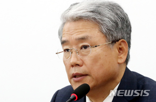 【서울=뉴시스】박영태 기자 = 1일 오전 서울 영등포구 여의도 국회에서 진행된 바른미래당 원내대책회의에서 김동철 원내대표가 모두발언을 하고 있다. 2018.05.01.since1999@newsis.com
