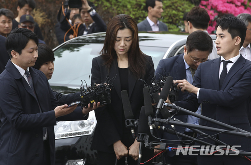 【서울=뉴시스】최진석 기자 = 조현민 전 대한항공 전무가 1일 오전 서울 강서경찰서로 폭행 및 업무방해 혐의 등에 관한 피의자 신분으로 소환, 고개를 숙인 채 취재진의 질문을 듣고 있다&nbsp; 조씨는 3월16일 강서구 대한항공 본사에서 열린 A광고대행사와의 회의에서 유리컵을 던지고 A사 직원들을 향해 종이컵의 음료수를 뿌린 혐의를 받는다. 회의실에 폐쇄회로(CC)TV가 없었던 탓에 경찰은 회의 참석자들의 진술로 상황을 재구성하며 수사를 진행해왔다. 2018.05.01.&nbsp; myjs@newsis.com