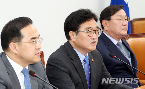 【서울=뉴시스】이종철 기자&nbsp; = 1일 서울 여의도 국회에서 열린 더불어민주당 원내대책회의에서 우원식 원내대표가 모두발언을 하고 있다. 2018.05.01.&nbsp; jc4321@newsis.com