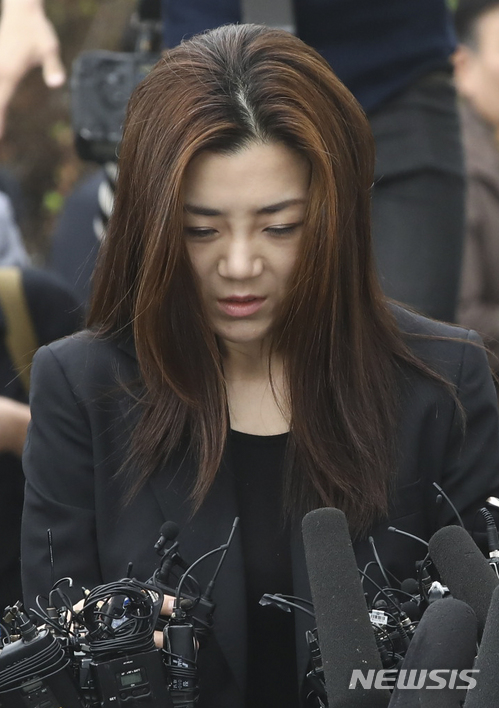 【서울=뉴시스】최진석 기자 = 조현민 전 대한항공 전무가 1일 오전 서울 강서경찰서로 폭행 및 업무방해 혐의 등에 관한 피의자 신분으로 소환, 취재진의 질문에 답하며 고개를 숙이고 있다&nbsp; 조씨는 3월16일 강서구 대한항공 본사에서 열린 A광고대행사와의 회의에서 유리컵을 던지고 A사 직원들을 향해 종이컵의 음료수를 뿌린 혐의를 받는다. 회의실에 폐쇄회로(CC)TV가 없었던 탓에 경찰은 회의 참석자들의 진술로 상황을 재구성하며 수사를 진행해왔다. 2018.05.01.&nbsp; myjs@newsis.com