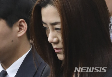 【서울=뉴시스】최진석 기자 = 조현민 전 대한항공 전무가 1일 오전 서울 강서경찰서로 폭행 및 업무방해 혐의 등에 관한 피의자 신분으로 소환되고 있다 조씨는 3월16일 강서구 대한항공 본사에서 열린 A광고대행사와의 회의에서 유리컵을 던지고 A사 직원들을 향해 종이컵의 음료수를 뿌린 혐의를 받는다. 회의실에 폐쇄회로(CC)TV가 없었던 탓에 경찰은 회의 참석자들의 진술로 상황을 재구성하며 수사를 진행해왔다. 2018.05.01. myjs@newsis.com