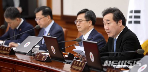 【서울=뉴시스】고범준 기자 = 이낙연 국무총리가 근로자의 날인 1일 오전 서울 종로구 세종대로 정부서울청사에서 열린 국무회의에서 모두발언을 하고 있다. 2018.05.01. bjko@newsis.com