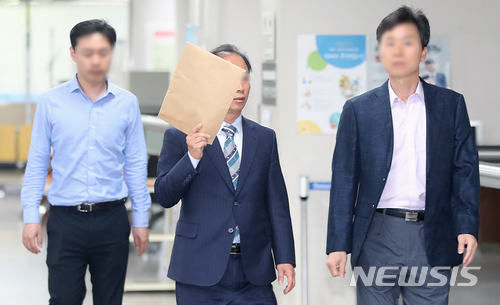 【서울=뉴시스】김선웅 기자 = 박근혜 정부 시절 국가정보원에 채동욱 전 검찰총장의 혼외자 정보를 건넨 혐의로 구속영장이 청구된 서초구청 임 모 과장(당시 감사담당관)이 지난 5월1일 오전 서울 서초구 서울중앙지법에서 열린 구속 전 피의자 심문(영장실질심사)에 출석하고 있다. 2018.05.01. mangusta@newsis.com