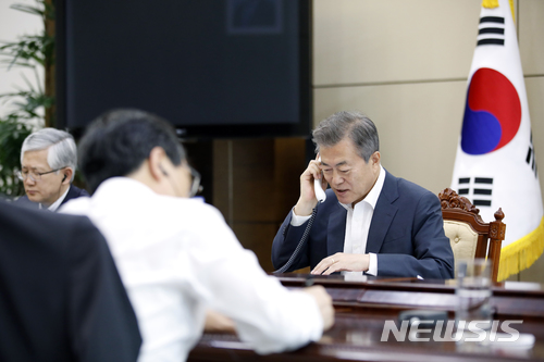【서울=뉴시스】문재인 대통령이 1일 오전 청와대에서 안토니오 구테레스 UN 사무총장과 전화로 남북정상회담 결과에 대해 의견을 교환하고 있다. 2018.05.01. (사진=청와대 페이스북)&nbsp; photo@newsis.com