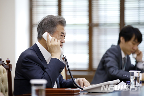 【서울=뉴시스】문재인 대통령이 1일 오전 청와대에서 안토니오 구테레스 UN 사무총장과 전화로 남북정상회담 결과에 대해 의견을 교환하고 있다. 2018.05.01. (사진=청와대 페이스북) photo@newsis.com