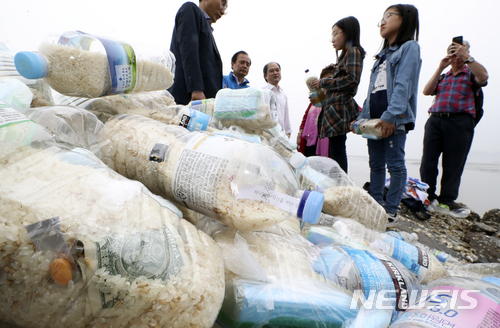 [강화=뉴시스] 인천 강화군 석모도 삼산면 해변가에서 북한인권단체 회원들이 페트병에 쌀과 달러, 남측 드라마와 미국 액션 영화 등이 담긴 USB, 구충제 등을 넣어 바다로 떠내려 보내기에 앞서 정리를 하고 있다. 위 사진은 기사 내용과 무관함. (사진=뉴시스DB) 2018.05.01. photo@newsis.com