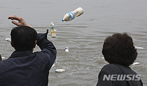 [인천=뉴시스] 인천 강화군 석모도 삼산면 해변가에서 북한인권단체 회원들이 페트병에 쌀과 달러, 남측 드라마와 미국 액션 영화 등이 담긴 USB, 구충제 등을 넣어 바다로 떠내려 보내고 있다. (사진=뉴시스DB) 2025.10.31. photo@newsis.com *사진은 기사와 직접 관련 없음