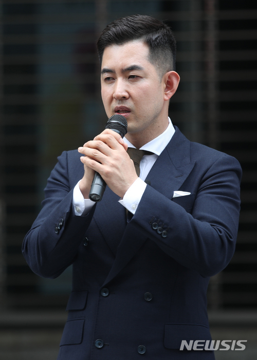 【서울=뉴시스】김선웅 기자 = 1일 오후 서울 중구 대한항공 서소문사옥 앞에서 열린 범죄 총수일가 경영권 박탈 및 재발체제 청산 결의대회에서 참석자들이 대한항공 박창진 사무장이 규탄 발언을 하고 있다. 2018.05.01. mangusta@newsis.com