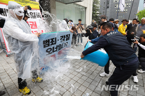 【서울=뉴시스】김선웅 기자 = 1일 오후 서울 중구 대한항공 서소문사옥 앞에서 열린 범죄 총수일가 경영권 박탈 및 재발체제 청산 결의대회에서 참석자들이 대한항공 조양호 회장 일가를 규탄하는 퍼포먼스를 하고 있다. 2018.05.01.&nbsp; mangusta@newsis.com