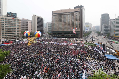 【서울=뉴시스】김선웅 기자 = 제128주년 노동절인 1일 오후 서울 중구 서울광장에서 열린 2018 세계 노동절 대회에서 민주노총 산하 각 지부 깃발을 든 기수들이 입장하고 있다. 2018.05.01.&nbsp; mangusta@newsis.com