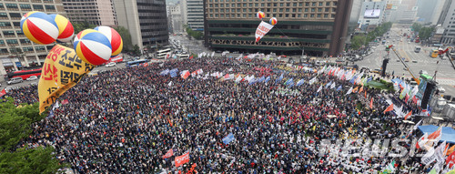 【서울=뉴시스】김선웅 기자 = 제128주년 노동절인 1일 오후 서울 중구 서울광장에서 열린 2018 세계 노동절 대회에서 참가단체 깃발을 든 기수들이 입장하고 있다. 2018.05.01.&nbsp; mangusta@newsis.com