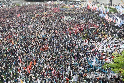 【서울=뉴시스】김선웅 기자 = 제128주년 노동절인 1일 오후 서울 중구 서울광장에서 열린 2018 세계 노동절 대회에서 참가 노동자들이 구호를 외치고 있다. 2018.05.01. mangusta@newsis.com