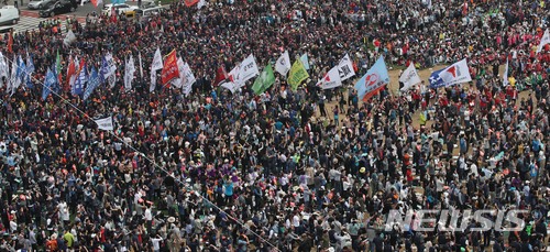 【서울=뉴시스】김선웅 기자 = 제128주년 노동절인 1일 오후 서울 중구 서울광장에서 열린 2018 세계 노동절 대회에서 참가 노동자들이 구호를 외치고 있다. 2018.05.01.&nbsp; mangusta@newsis.com