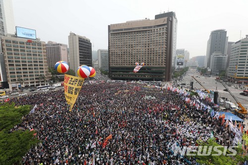 【서울=뉴시스】김선웅 기자 = 제128주년 노동절인 지난해 5월1일 오후 서울 중구 서울광장에서 열린 2018 세계 노동절 대회에서 참가 노동자들이 구호를 외치고 있다. 2018.05.01.  mangusta@newsis.com