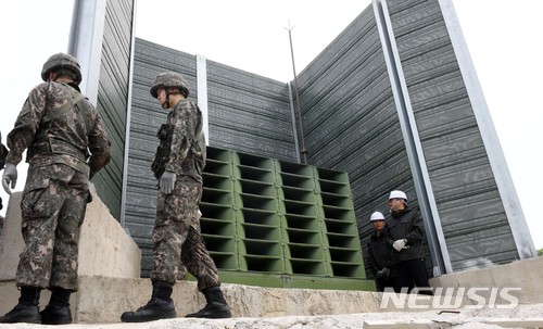 【파주=뉴시스】사진공동취재단 = 육군 9사단 교하중대 교하 소초 장병들이 1일 경기도 파주시 민간인 통제구역내 설치되어 있는 고정형 대북 확성기를 철거하고 있다. 2018.05.01. photo@newsis.com