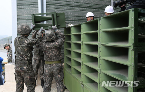 【파주=뉴시스】사진공동취재단 = 육군 9사단 교하중대 교하 소초 장병들이 1일 경기도 파주시 민간인 통제구역내 설치되어 있는 고정형 대북 확성기를 철거하고 있다. 2018.05.01. photo@newsis.com
