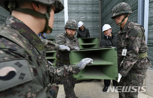 【파주=뉴시스】사진공동취재단 = 육군 9사단 교하중대 교하 소초 장병들이 1일 경기도 파주시 민간인 통제구역내 설치되어 있는 고정형 대북 확성기를 철거하고 있다. 2018.05.01. photo@newsis.com