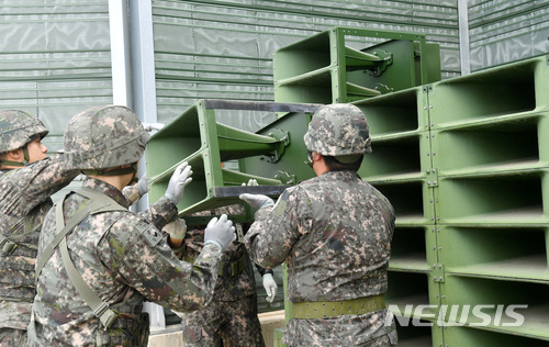 [파주=뉴시스]지난 2018년 5월1일 육군 9사단 교하중대 교하 소초 장병들이 경기도 파주시 민간인 통제구역내 설치되어 있는 고정형 대북 확성기를 철거하고 있다. 2018.05.01. photo@newsis.com