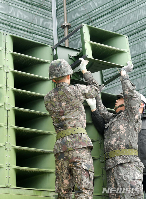 【파주=뉴시스】사진공동취재단 = 육군 9사단 교하중대 교하 소초 장병들이 지난 1일 경기도 파주시 민간인 통제구역내 설치되어 있는 고정형 대북 확성기를 철거하고 있다. 2018.05.01. photo@newsis.com
