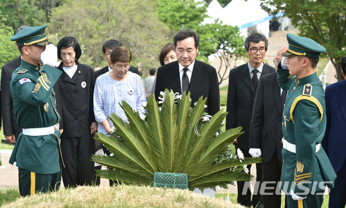 【대구=뉴시스】우종록 기자 = 이낙연 국무총리가 1일 오후 대구 동구 신암동 국립신암선열공원 개원식을 마친 후 애국지사 묘역 앞에서 참배하고 있다. 2018.05.01. wjr@newsis.com
