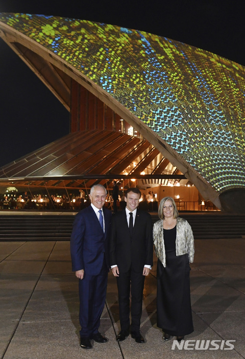 【시드니(호주)=AP/뉴시스】호주를 방문한 에마뉘엘 마크롱 프랑스 대통령(가운데)이 1일 시드니의 오페라 하우스 앞에서 맬컴 턴불 호주 총리(왼쪽) 및 부인 루시 여사와 함께 기념사진을 촬영하고 있다. 마크롱 대통령이 턴불 총리와의 공동 기자회견에서 루시 여사에 대해 "성감을 자극한다"고 말해 사람들의 눈살을 찌푸리게 만들었다. 2018.5.2