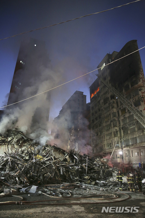 【상파울루=AP/뉴시스】1일(현지시간) 브라질 상파울루에서 24층짜리 고층 건물이 화재로 붕괴됐다. 2018.5.2.