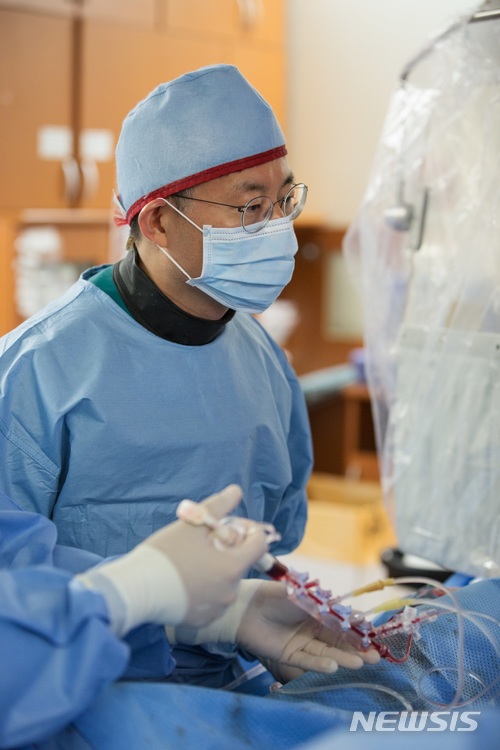【서울=뉴시스】스탠트시술을 하고 있는 삼성서울병원 한주용교수.2018.05.02(제공=삼성서울병원)