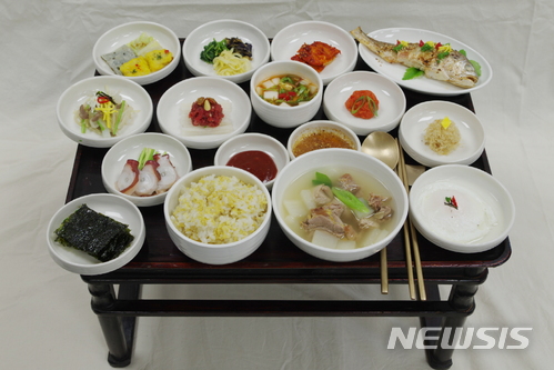  【영주=뉴시스】김진호 기자 = 경북 영주시의 대표 향토음식 '선비반상'(사진)이 4일부터 7일까지 열리는 '2018한국선비문화축제' 기간 중 선비촌 두암고택에서 선보인다. 2018.05.02 (사진=영주시 제공) photo@newsis.com