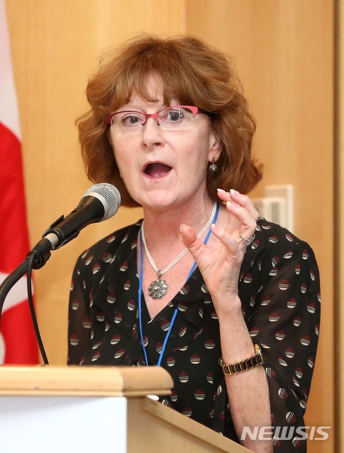 【서울=뉴시스】2일 서울 중구 캐나다대사관에서 캔마푸드(CanMar FOODS)가 주최한 '슈퍼곡물 아마씨 바로알기 기자간담회'에서 강연자로 나선 켈리 피츠패트릭 캐나다 뉴트리사이언스솔루션 대표. 2018.5.2(사진=캔마푸드 제공) photo@newsis.com