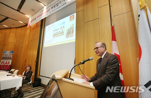 【서울=뉴시스】2일 서울 중구 캐나다대사관에서 캔마푸드(CanMar FOODS)가 주최한 '슈퍼곡물 아마씨 바로알기 기자간담회'에 참석한 마일스 해밀턴 캔마푸드 회장. 2018.5.2(사진=캔마푸드 제공) photo@newsis.com