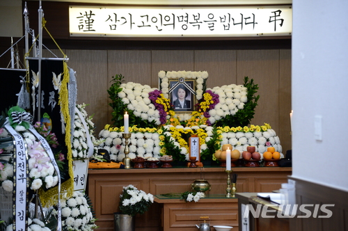 【전주=뉴시스】강인 기자 = 2일 오후 전북 전주시 대송장례식장에 취객에게 폭행 당한 뒤 한 달여 뒤에 사망한 119구급대원 故 강연희 소방위의 빈소가 마련됐다. 2018.05.02&nbsp; kir1231@newsis.com 