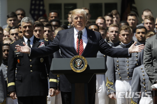 【워싱턴=AP/뉴시스】1일(현지시간) 도널드 트럼프 미국 대통령이 백악관 로즈가든에서 열린 육군사관학교 축구팀 수상식에서 연설하고 있다. 2018.05.02.