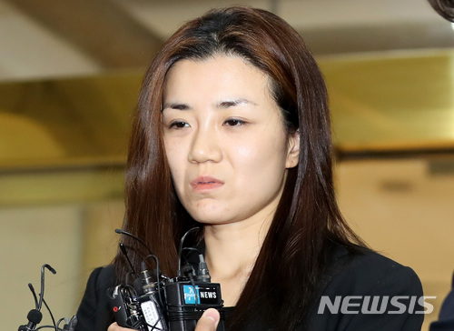 【서울=뉴시스】이영환 기자 = 폭행 및 업무방해 혐의 등에 관해 피의자 신분으로 경찰에 소환된 조현민 전 대한항공 전무가 2일 새벽 서울 강서구 강서경찰서에서 조사를 마치고 귀가하고 있다. 2018.05.02.&nbsp; 20hwan@newsis.com