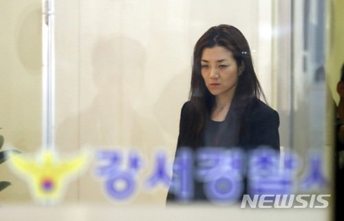 【서울=뉴시스】이영환 기자 = 폭행 및 업무방해 혐의 등에 관해 피의자 신분으로 경찰에 소환된 조현민 전 대한항공 전무가 2일 새벽 서울 강서구 강서경찰서에서 조사를 마치고 귀가하고 있다. 2018.05.02.&nbsp; 20hwan@newsis.com