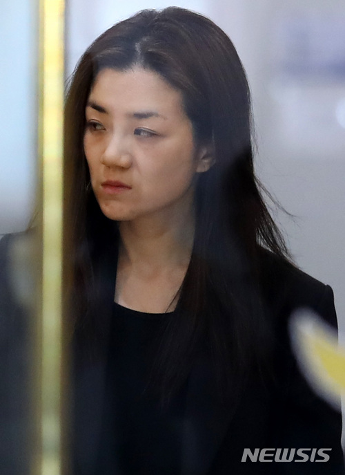 【서울=뉴시스】이영환 기자 = 폭행 및 업무방해 혐의 등에 관해 피의자 신분으로 경찰에 소환된 조현민 전 대한항공 전무가 지난 5월2일 새벽 서울 강서구 강서경찰서에서 조사를 마치고 귀가하고 있다. 2018.05.02.&nbsp; 20hwan@newsis.com