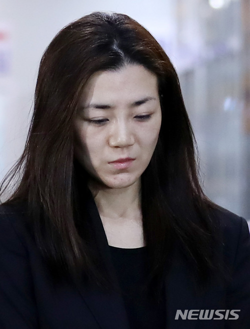 【서울=뉴시스】이영환 기자 = 폭행 및 업무방해 혐의 등에 관해 피의자 신분으로 경찰에 소환된 조현민 전 대한항공 전무가 2일 새벽 서울 강서구 강서경찰서에서 조사를 마치고 귀가하고 있다. 2018.05.02.&nbsp; 20hwan@newsis.com