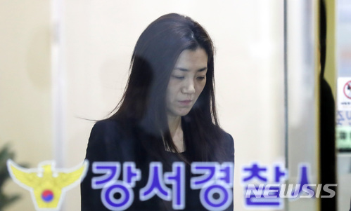 【서울=뉴시스】이영환 기자 = 폭행 및 업무방해 혐의 등에 관해 피의자 신분으로 경찰에 소환된 조현민 전 대한항공 전무가 2일 새벽 서울 강서구 강서경찰서에서 조사를 마치고 귀가하고 있다. 2018.05.02. 20hwan@newsis.com