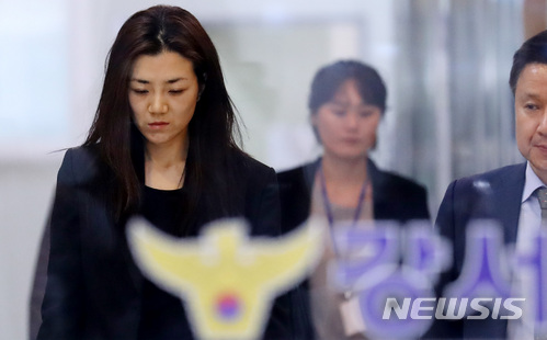 【서울=뉴시스】이영환 기자 = 폭행 및 업무방해 혐의 등에 관해 피의자 신분으로 경찰에 소환된 조현민 전 대한항공 전무가 2일 새벽 서울 강서구 강서경찰서에서 조사를 마치고 귀가하고 있다. 2018.05.02.&nbsp; 20hwan@newsis.com