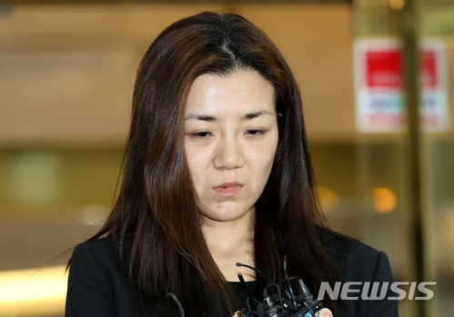 【서울=뉴시스】이영환 기자 = 폭행 및 업무방해 혐의 등에 관해 피의자 신분으로 경찰에 소환된 조현민 전 대한항공 전무가 2일 새벽 서울 강서구 강서경찰서에서 조사를 마치고 귀가하고 있다. 2018.05.02.&nbsp; 20hwan@newsis.com