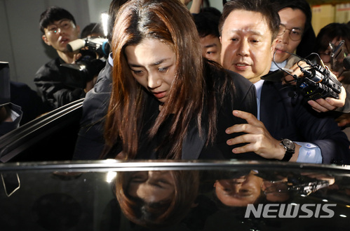 【서울=뉴시스】이영환 기자 = 폭행 및 업무방해 혐의 등에 관해 피의자 신분으로 경찰에 소환된 조현민 전 대한항공 전무가 2일 새벽 서울 강서구 강서경찰서에서 조사를 마치고 귀가하고 있다. 2018.05.02.&nbsp; 20hwan@newsis.com