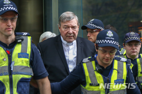 【멜버른(호주) = AP/뉴시스】 지난 5월 2일 성추행 혐의로 재판을 받기 위해 출두하는 호주의 조지 펠 추기경. 그는 호주 가톨릭교회의 성직자 중에서 수십년에 걸친 아동성추행 혐의로 기소된 최고위직의 성직자이다. 201805.31