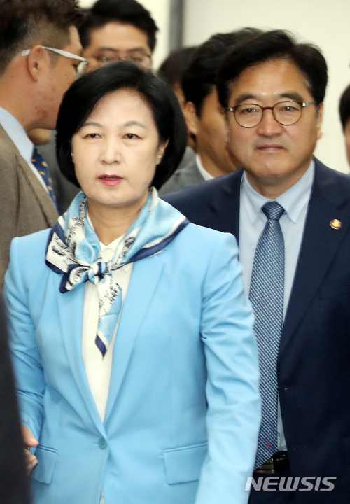【서울=뉴시스】이종철 기자 = 2일 서울 여의도 국회에서 열린 더불어민주당 최고위원회의에서 추미애 대표와 우원식 원내대표가 심각한 표정으로 입장하고 있다. 2018.05.02. jc4321@newsis.com