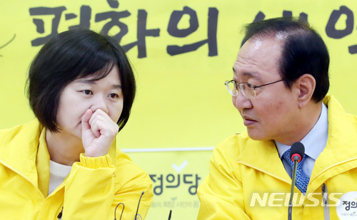 【서울=뉴시스】박영태 기자 = 2일 오전 서울 영등포구 여의도 국회에서 진행된 정의당 의원총회에서 이정미 대표와 노회찬 원내대표가 이야기를 나누고 있다. 2018.05.02.since1999@newsis.com