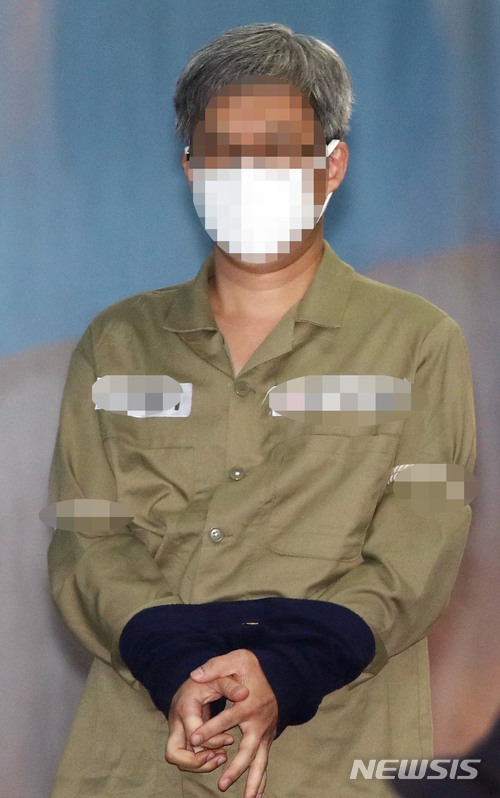 【서울=뉴시스】조성봉 기자 = 네이버 댓글 여론조작 혐의를 받는 파워블로거 '드루킹' 김모 씨가 2일 오전 서울 서초구 서울중앙지법에서 열린 첫 공판에 출석하고 있다.2018.05.02. suncho21@newsis.com 